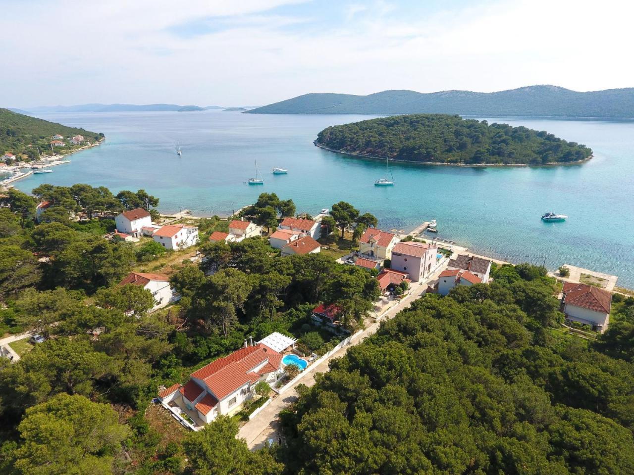 Spacious Holiday Home In Molat With Pool Brgulje Екстериор снимка