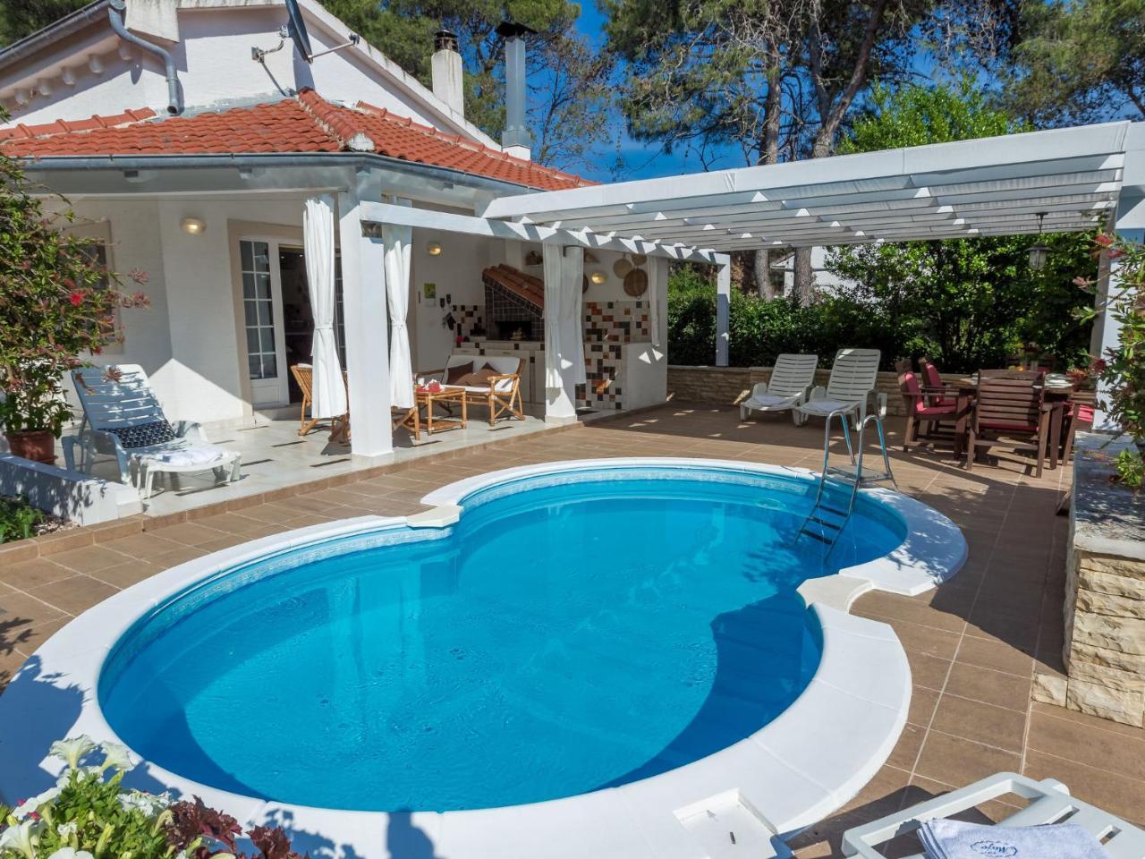 Spacious Holiday Home In Molat With Pool Brgulje Екстериор снимка
